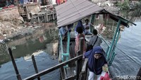 Saat ini masyarakat masih menggunakan plastik sebagai kantong belanjaan. Padahal plastik tidak hanya berefek buruk pada lingkungan, tapi juga kesehatan.