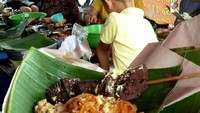 Paling nikmat makan di tempat atau di depan penjualnya. Lauk bisa dipilih sesuai selera dan paling cepat dilayani. Foto: Instagram @yummyfeed.id