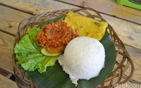  Nona  Judes  Tersambar Sambal Gledek Plus Fried Chicken Ala 