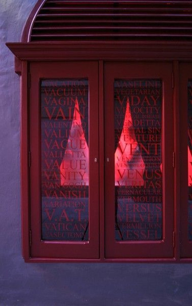 Pintu masuk ke toilet tak kalah fancy. Dilengkapi tirai merah yang menambah kesan mewah. Foto: www.ChrisBriffa.com/Chris Briffa, Norbert Attard