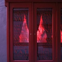 Pintu masuk ke toilet tak kalah fancy. Dilengkapi tirai merah yang menambah kesan mewah. Foto: www.ChrisBriffa.com/Chris Briffa, Norbert Attard