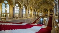 Ada 96 anak tangga di tangga utama yang membawa pengunjung ke lorong yang megah serta menandakan kemerdekaan Hungaria tahun 896. Istimewa/CNN.