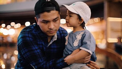 Keseruan Liburan Natal Glenn Alinskie dengan Anaknya