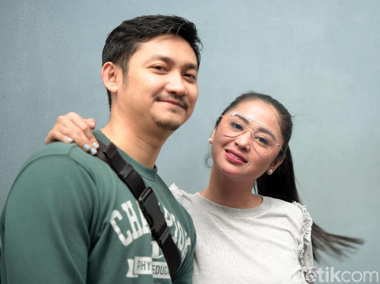 Dewi Perssik Sampai Kapan Tunda Punya Momongan?