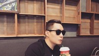 Udah keren belum nih pose Edric? Ada yang bisa tebak rasa minuman kopi favoritnya? Foto: Instagram edrictjandra