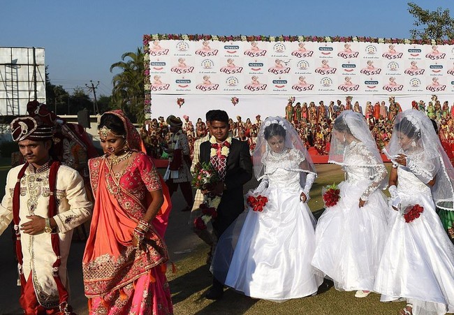 Dikatakan jika pernikahan di India bisa memakan banyak uang karena berbagai ritual. Adapun tradisi di mana pengantin pria dituntut untuk memberikan uang atau hadiah mahal kepada pihak keluarga wanita. Foto: AFP