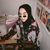 Untuk kamu yang ingin tampil lebih kasual ala street style, curi gaya selebgram Intan Hasanah. Ciri khasnya adalah sepatu sneakers, oversized jacket, dan hijab yang simple. Foto: Instagram/strngrrrr