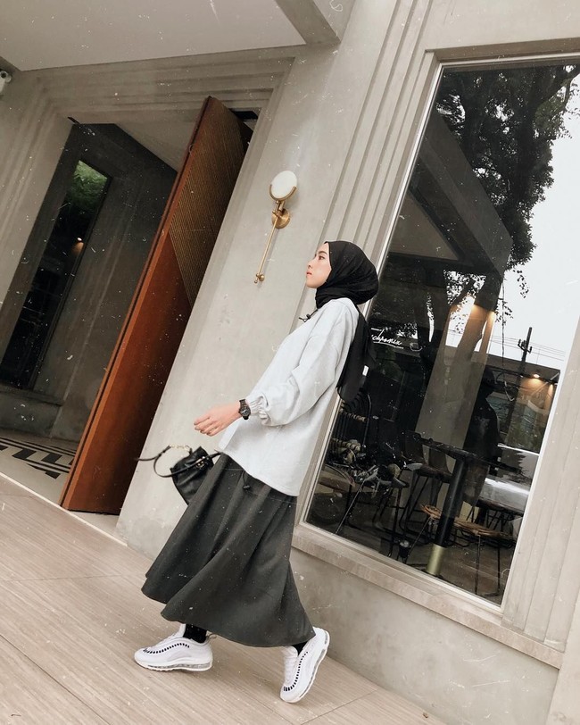 Warna-warna earth tone juga wajib masuk ke dalam lemarimu. Warna earth tone dengan siluet feminin tapi tetap tegas bisa ditemui pada gaya Amelia Elle.  Foto: Instagram/ameliaelle