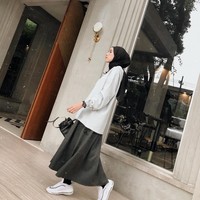 Warna-warna earth tone juga wajib masuk ke dalam lemarimu. Warna earth tone dengan siluet feminin tapi tetap tegas bisa ditemui pada gaya Amelia Elle.  Foto: Instagram/ameliaelle