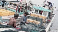 Para nelayan ini lebih banyak menghabiskan waktu di kapal.