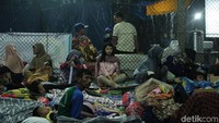 Hujan angin sudah turun sejak pukul 22.00 malam.