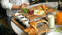 Sarapan besar ala Edric nih. Pria 33 tahun ini menikmatinya saat sedang di sebuah hotel berbintang di Surabaya. Ada telur mata sapi, sosis, bacon dan croissant di pagi hari. Foto: Instagram edrictjandra