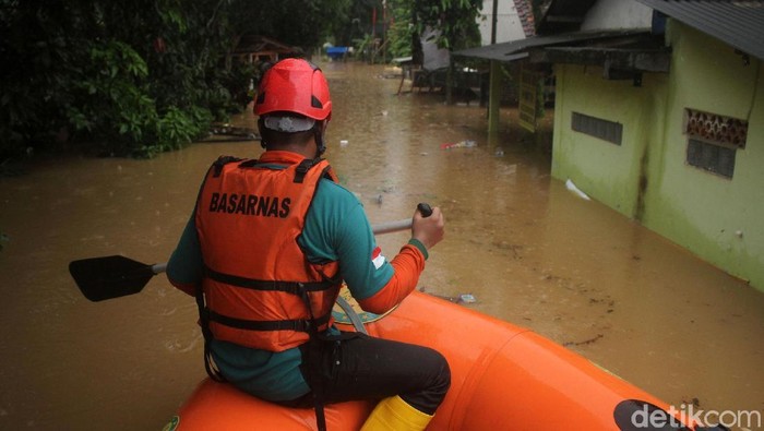 Tim SAR gabungan bahu membahu mengevakuasi warga di Labuan, Banten. Daerah itu terendam banjir akibat intensitas hujan yang tinggi dan pasang air laut pasca tsunami.