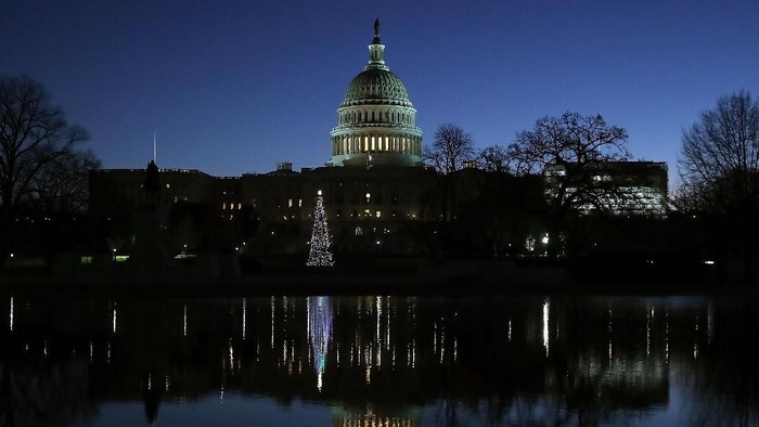 WASHINGTON, DC - DECEMBER 24: Trash begins to accumulate along the National Mall near the Washington Monument due to a partial shutdown of the federal government on December 24, 2018 in Washington, DC. The partial shutdown will continue for at least a few more days as lawmakers head home for the holidays as Democrats and the Trump administration cannot agree on an amount of funding for border security. (Photo by Win McNamee/Photo by Win McNamee/Getty Images)