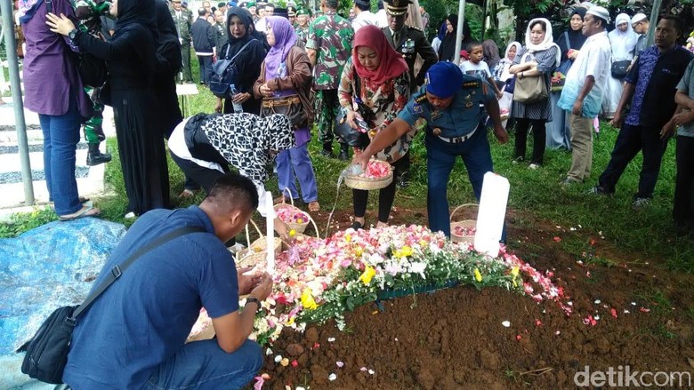 Isak Tangis Keluarga Iringi Pemakaman Jenazah Letkol Dono Isak Tangis Keluarga Iringi Pemakaman Jenazah Letkol Dono