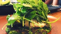 Bukan pancake biasa. Pancake berwarna hijau ini dibuat dengan kacang polong dengan paduan salad yang segar. Kafenya ada di Porch & Parlour di pantai Bondi, Australia. Foto: Istimewa