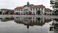 Walaupun hujan turun, warga dari berbagai daerah tetap antusias nikmati liburan dengan memadati Taman Fatahillah di Kawasan Kota Tua, Jakarta Barat, Rabu (26/12/2018).