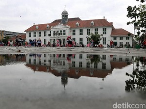Siang Tampak Klasik, Kota Tua di Malam Hari Tetap Cantik