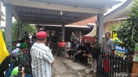 Wartawan belum diperkenankan masuk ke rumah Letkol Dono (Foto: Adhi Indra Prasetya/detikcom)