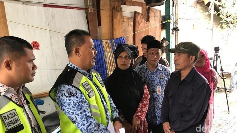 Samsat Jakbar Datangi Lagi Rumah Seng Aliyah Pemilik Porsche Samsat Jakbar Datangi Lagi Rumah Seng Aliyah Pemilik Porsche