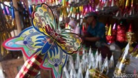 Beragam jenis dan bentuk terompet pun dijual oleh para pedagang di kawasan Glodok, Jakarta.