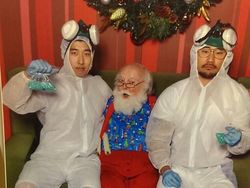 Potret Unik Dua Pria Bersama Sinterklas Selama 12 Tahun