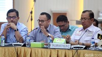 Dalam pengundian hak siar dan pengumuman jadwal serta tema debat Capres 2019 itu hadir pula tim sukses dari kedua kubu, baik dari kubu Jokowi dan kubu Prabowo.