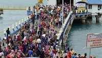 Sebanyak 1.500 warga dari Pulau Sebesi dan Sebuku yang berada di dekat Gunung Anak Krakatau mulai dievakuasi, Rabu (26/12/2018).