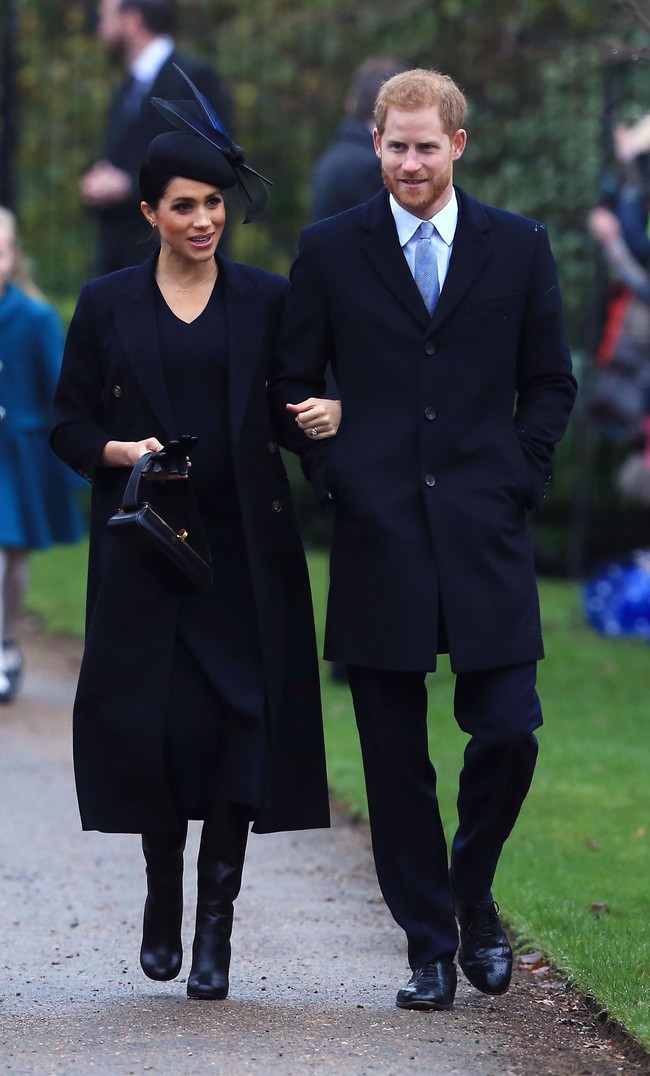 Duchess of Sussex yang tengah menantikan anak pertamanya bersama Pangeran Harry, memakai gaun dan coat double breasted rancangan Victoria Beckham seharga 2.250 poundsterling atau Rp 42 juta. Foto: Stephen Pond/Getty Images