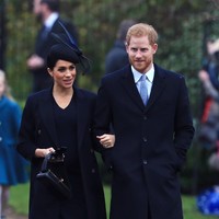Duchess of Sussex yang tengah menantikan anak pertamanya bersama Pangeran Harry, memakai gaun dan coat double breasted rancangan Victoria Beckham seharga 2.250 poundsterling atau Rp 42 juta. Foto: Stephen Pond/Getty Images