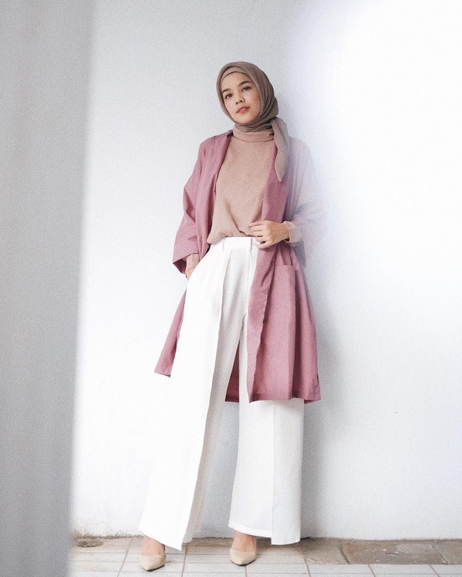 Jika ingin tampil feminin tapi lebih sederhana, gaya Fatharani Fadilah bisa jadi inspirasimu. Biasanya Dilla, sapaan akrabnya memilih busana longgar dan meminimalisir tabrak warna. Foto: Instagram/ffdilla