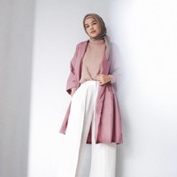 Jika ingin tampil feminin tapi lebih sederhana, gaya Fatharani Fadilah bisa jadi inspirasimu. Biasanya Dilla, sapaan akrabnya memilih busana longgar dan meminimalisir tabrak warna. Foto: Instagram/ffdilla