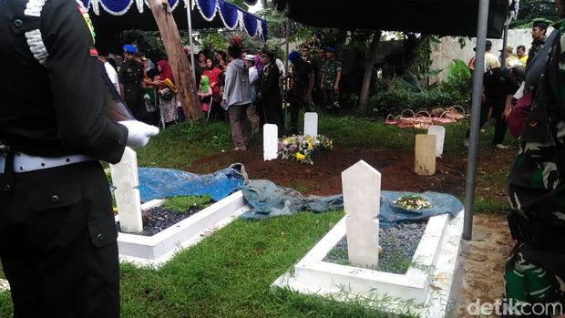 Isak Tangis Keluarga Iringi Pemakaman Jenazah Letkol Dono