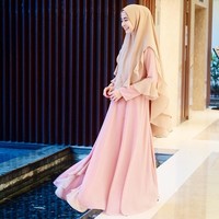 Ingin tampil syari dan feminin? Curi gaya Nadiah Fatimah. Wanita yang mengelola lebih dari 20 pengajian di Jakarta ini selalu memakai warna-warna teduh. Dress longgar dan hijab menutup dada tetap terlihat indah meski tertutup. Foto: Instagram/nadiahf