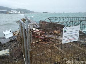 Alat Pemantau Cuaca di Pelabuhan Merak Roboh Diterjang Ombak