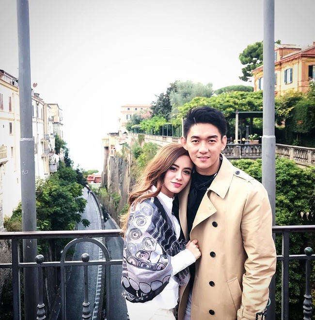 Ifan Seventeen kehilangan istri tercintanya Dylan Sahara. Dylan termasuk salah satu korban tragedi tsunami di Selat Sunda, Sabtu (22/12/2018). Saat itu Dylan sedang menemaninya mengisi sebuah acara di Tanjung Lesung, Pandeglang, Banten. Ifan sama sekali tak mengira dirinya akan kehilangan istri tercintanya di pantai setelah menikahi Dylan di lokasi serupa. Vokalis Seventeen itu menikah untuk kedua kalinya dengan Dylan di Pantai Ancol, 11 November 2016. Kini Ifan ditinggal selamanya oleh sang istri saat pernikahan mereka baru menginjak dua tahun. Foto: Dok. Instagram