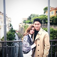 Ifan Seventeen kehilangan istri tercintanya Dylan Sahara. Dylan termasuk salah satu korban tragedi tsunami di Selat Sunda, Sabtu (22/12/2018). Saat itu Dylan sedang menemaninya mengisi sebuah acara di Tanjung Lesung, Pandeglang, Banten. Ifan sama sekali tak mengira dirinya akan kehilangan istri tercintanya di pantai setelah menikahi Dylan di lokasi serupa. Vokalis Seventeen itu menikah untuk kedua kalinya dengan Dylan di Pantai Ancol, 11 November 2016. Kini Ifan ditinggal selamanya oleh sang istri saat pernikahan mereka baru menginjak dua tahun. Foto: Dok. Instagram