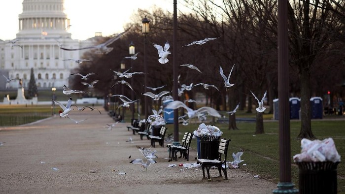WASHINGTON, DC - DECEMBER 24:  Trash begins to accumulate along the National Mall near the Washington Monument due to a partial shutdown of the federal government on December 24, 2018 in Washington, DC. The partial shutdown will continue for at least a few more days as lawmakers head home for the holidays as Democrats and the Trump administration cannot agree on an amount of funding for border security. (Photo by Win McNamee/Photo by Win McNamee/Getty Images)