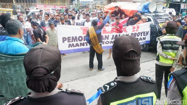 Puluhan Truk Blokir Jalan Negara di Banjarnegara, Ada Apa?