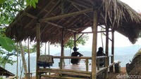 Setiap akhir pekan Puncak Bangku tidak pernah sepi dari pengunjung. Terutama pelajar dan muda-mudi yang menghabiskan waktu bersama pasangannya. (Dadang/detikTravel)