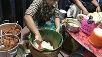 Begini gaya penjual nasi ayam. Nasi gurih di dalam bakul beralas daun pisang disampingi lauk-pauk yang ditaruh dalam panci aluminium. Foto: Instagram @andyyusuf