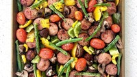 Demi menjaga berat badannya, Sia sering mengolah masakannya sendiri. Seperti hidangan yang terbuat dari buncis, tomat, asparagus, jamur dan sosis ini. Yummy! Foto: instagram @diaryofafitmommyofficial
