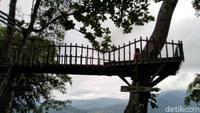 Di Puncak Bangku ini terdapat beberapa spot foto atau ranggon yang bisa dimanfaatkan oleh pengunjung untuk berfoto ria. Disebut Puncak Bangku karena adanya tempat foto yang dibangun di atas dua pohon besar. (Dadang/detikTravel)