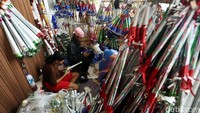 Seperti tahun sebelumnya, para penjual terompet mulai menjamur di bahu-bahu jalan jelang pergantian tahun.