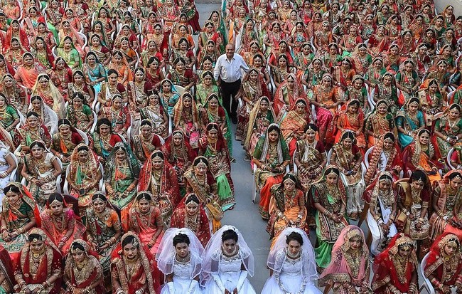 Tak hanya dinikahkan, para pengantin yatim beserta suami mereka juga diberi sejumlah hadiah perkawinan. Dilansir DNA India, tahun ini para pengantin baru diberikan asuransi senilai 200,000 rupee atau sekitar Rp 41 jutaan. Foto: AFP