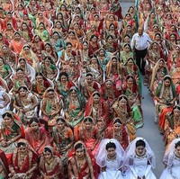 Tak hanya dinikahkan, para pengantin yatim beserta suami mereka juga diberi sejumlah hadiah perkawinan. Dilansir DNA India, tahun ini para pengantin baru diberikan asuransi senilai 200,000 rupee atau sekitar Rp 41 jutaan. Foto: AFP