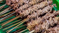 Sate usus ayam dan hati ampela ayam merupakan lauk pelengkap nasi ayam yang populer. Dibumbui opor dan ditusuk seperti sate. Foto: Instagram @semarangfoodmatters