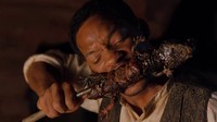 Terlihat sedang makan reptil panggang. Ini sepertinya adegan Will Smith saat berperan dalam sebuah film. Hii.. Foto: Istimewa