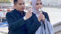Lahir di Jogja, Mumtaz Rais mengikuti jejak sang ayah sebagai politisi. Meski begitu ia juga tidak melupakan hobinya yang gemar kulineran. Ini pose Mumtaz dan sang istri, saat makan es krim di London. Foto: Instagram @mumtaz.futri