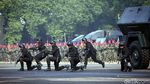 Aksi Para Prajurit TNI Unjuk Kemampuan di Sertijab Dankormar